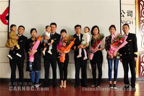 东航甘肃分公司四位新机长与她们的家属合影　摄影：姜静
